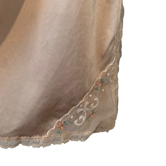 Vanity Fair Vintage Half Slip with Lace and Embroidery made is USA - Picture 5 of 6